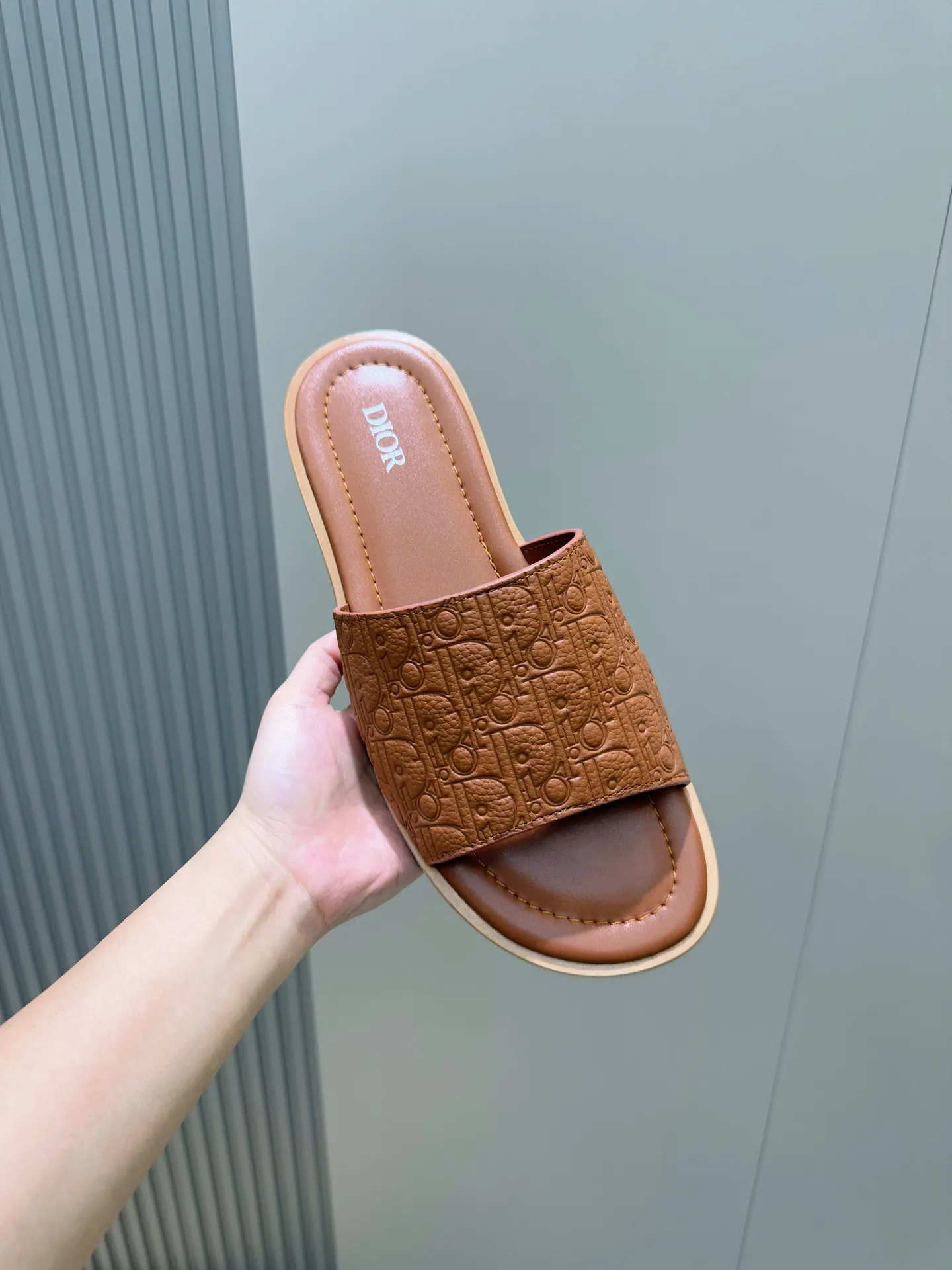 Men's Men's Shoes 💰320 [New Style] 🐝🐝Dior Alias ​​men's leather slippers. This Alias ​​sandal is a new summer product, showing a casual and elegant style. Carefully crafted from grained cow leather and Oblique printed fabric, with cowhide lining! Cross-strap design with metal-clad brass CD Diamond logo. The imported cowhide leather and rubber sole adds sophistication and comfort, while Oblique print-effect anti-slip panels add style. Size: 39-44 (customized at 38.45)